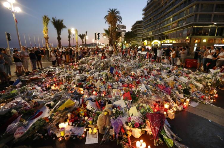 Flores, velas y mensajes en honor a las víctimas del atentado, en el paseo marítimo de Niza. / AFP ARCHIVO