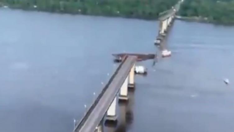 Un puente colapsó en el norte de Brasil al ser golpeado por un barco. Foto Twitter.