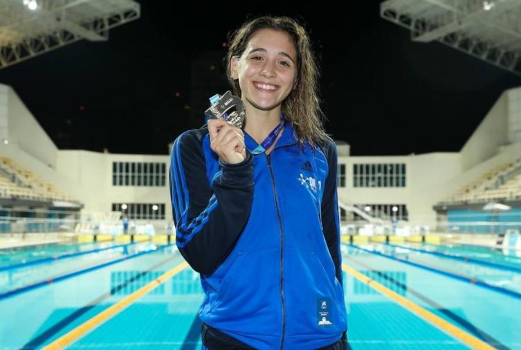 Delfina Pignatiello, con su medalla en los 1.500 metros libre del Trofeo Maria Lenk. - Clarín