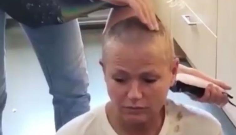 Xuxa, sentada en el piso, deja que su hija le pase la maquina de cortar el pelo. (Instagram)