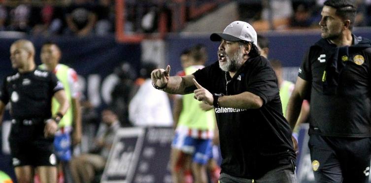 Maradona durante el último partido de Dorados, cuando perdió con San Luis la final de la liguilla del Torneo Clausura del Ascenso MX. Foto: AFP