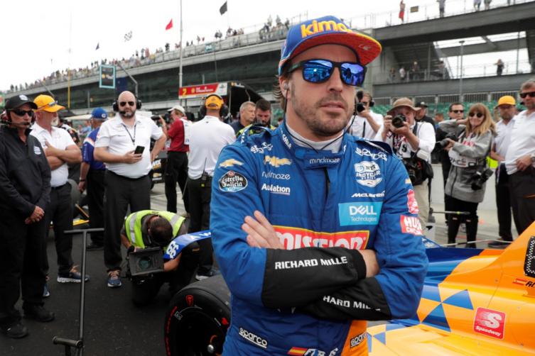 Fernando Alonso se prepara a manejar en la clasificación hacia las 500 Millas de Indianápolis. Foto: AP