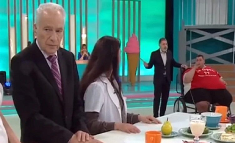 Alberto Cormillot y Maxi Oliva en “Cuestión de peso”, en 2017, cuando reingresó al programa (foto: captura de televisión)