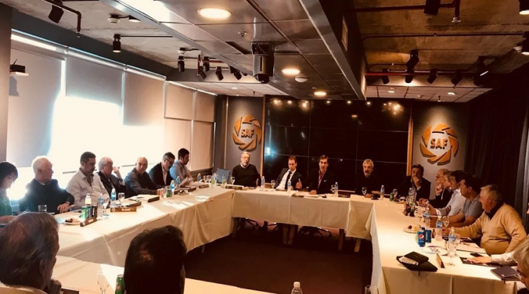 Una vieja reunión del Comité Ejecutivo de la Superliga en las oficinas de Puerto Madero. - Clarín