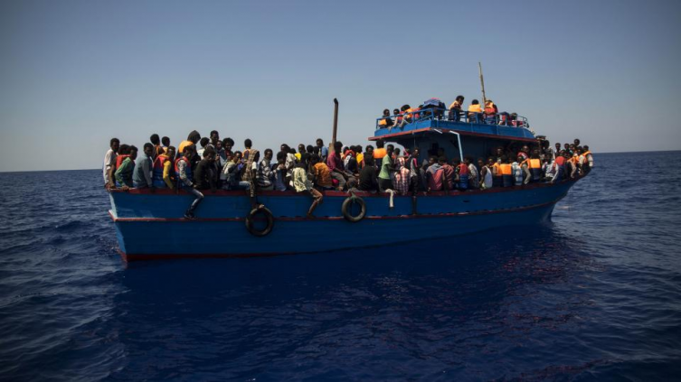 Migrantes africanos rescatados frente a la costa de Libia. AFP