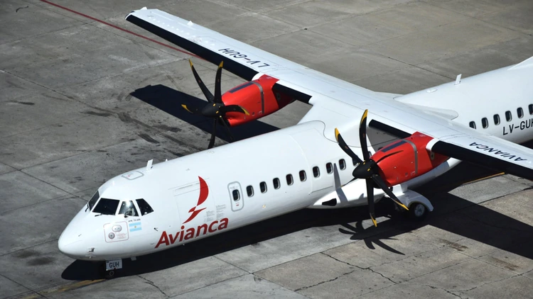 Un avión de la empresa en Aeroparque (Adrián Escandar)