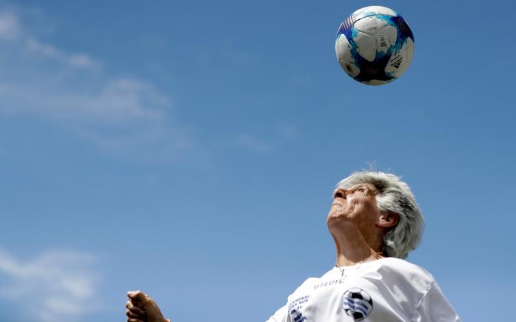 La pelota, entre ceja y ceja. A los 74 años, Elba Selva sigue jugando en el Polideportivo Municipal de General Rodríguez. (AP Photo/Natacha Pisarenko)