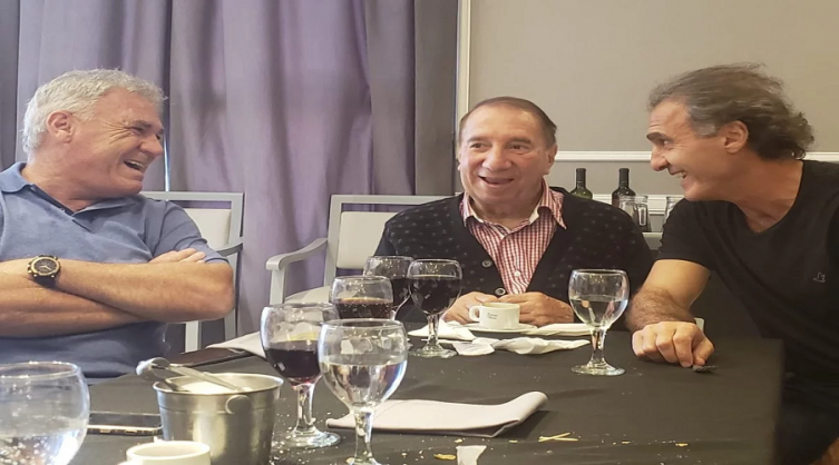 Carlos Bilardo ríe junto a Nery Pumpido y Oscar Ruggeri. - Clarín