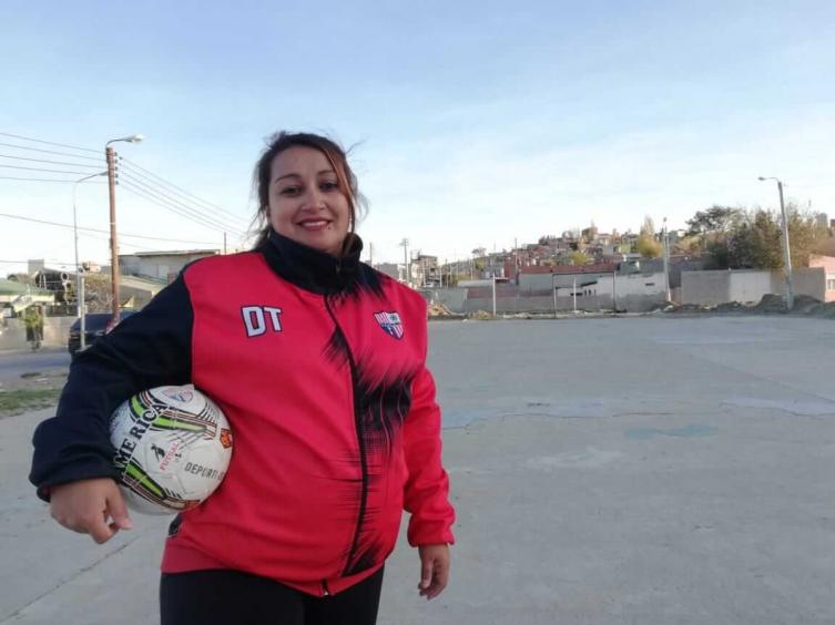 Elisa Alvarado pospuso la llegada de su hija para dirigir a su equipo. (Foto: Gentileza sitio web 