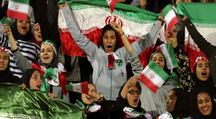 Mujeres iraníes durante un partido de fútbol en el que se les permitió entrar al estadio. Sahar Khodayari se inmoló cuando supo que iba a ser condenada a prisión. (AP Photo/Vahid Salemi, File)
