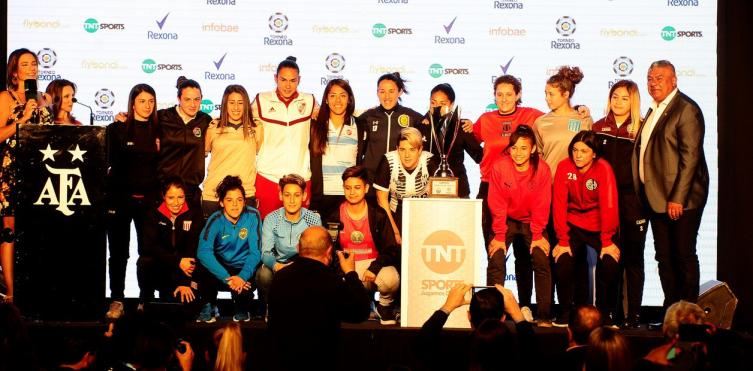 Capitanas. Las referentes de los 17 clubes que integran la Primera División femenina de la AFA. (Foto: Juan Manuel Foglia)
