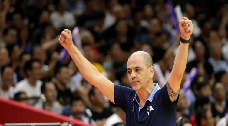 Sergio Hernández celebra con los brazos en alto la clasificación de Argentina a las semifinales del Mundial de China. (Foto: Reuters)