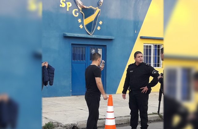 El trabajo de la policía frente al club en la tarde del domingo. Jorge Battagliotti/Uno Santa Fe
