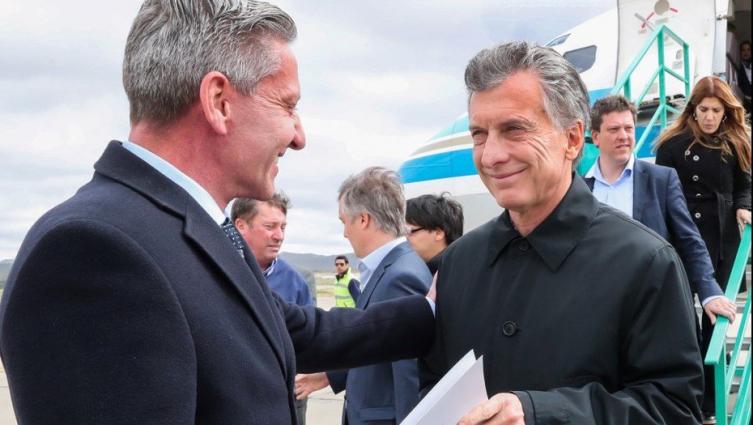 Arcioni recibió a Macri en el Aeropuerto de Comodoro Rivadavia, hace un año, para inaugurar un parque eólico. Hoy sólo hay tensión entre ellos. - Clarín