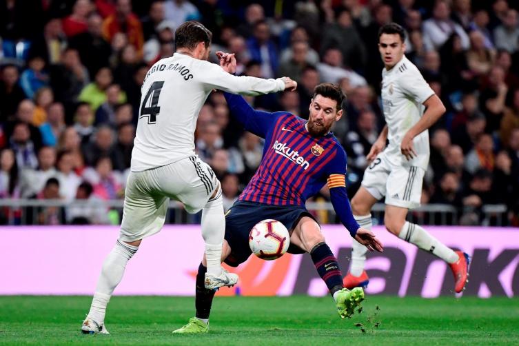 Lionel Messi contra Sergio Ramos en el último cruce de Barcelona y Real Madrid. AFP