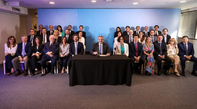 Alberto Fernández junto a su Gabinete y otros funcionarios de su futuro gobierno - INFOBAE