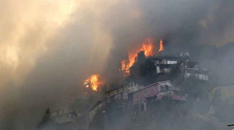 Un incendio en plena Nochebuena destruye más de 100 casas en Valparaíso - EL PAÍS
