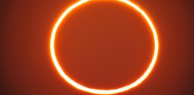 EL eclipse solar anual conocido como el fenómeno del Anillo de Fuego en Raid, la capital de Arabia Saudita. (DPA)