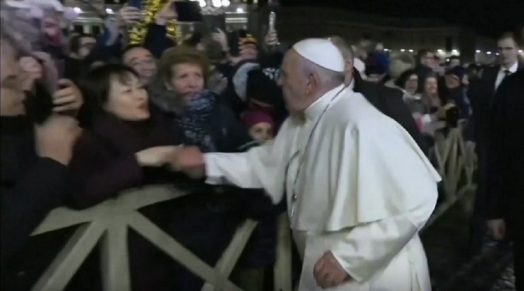 El Sumo Pontífice retó a una feligresa que no quiso soltarlo cuando la saludó durante una recorrida por el pesebre montado en la plaza de San Pedro. - m1