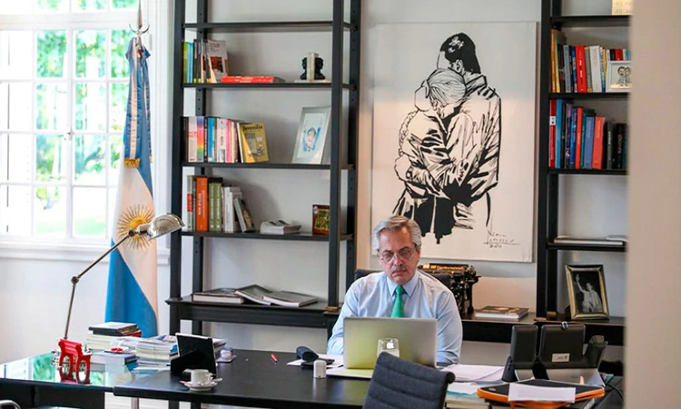 Alberto Fernández en su despacho de la quinta de Olivos - INFOBAE