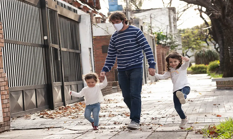 Santiago junto a sus hijas Ana y Camila, que dio sus primeros pasos en cuarentena Crédito: Patricio Pidal / AFV