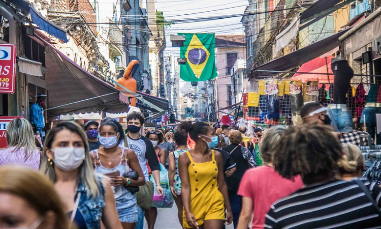 Río de Janeiro: las máscaras faciales son de uso común mientras se camina en Sahara, la popular zona comercial en el centro de la ciudad (DPA)