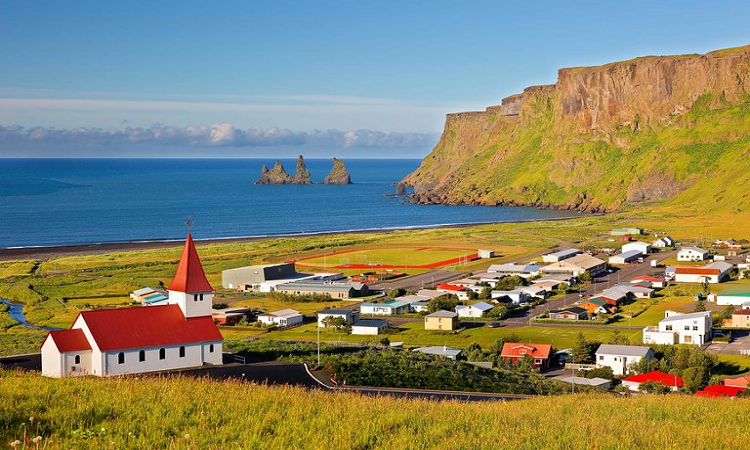 El gobierno islandés actualizó su consejo el 16 de agosto, señalando que todos los pasajeros que lleguen a Islandia a partir del 19 de agosto pueden optar por someterse a una doble prueba de COVID-19 o estar en cuarentena durante dos semanas (Shutterstock