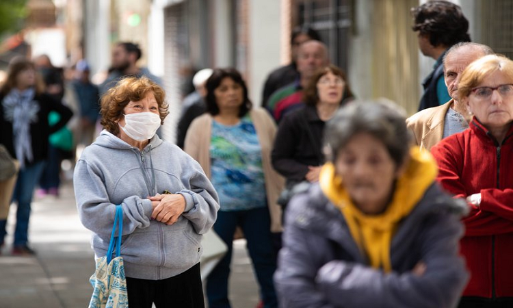 Jubilados haciendo cola en los cajeros para cobrar sus haberes, en Villa Urquiza, al comienzo de la cuarentena - INFOBAE