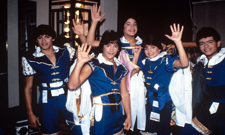 Ricky Martin con sus compañeros de Menudo en Nueva York, en 1984 (Crédito: Shutterstock)