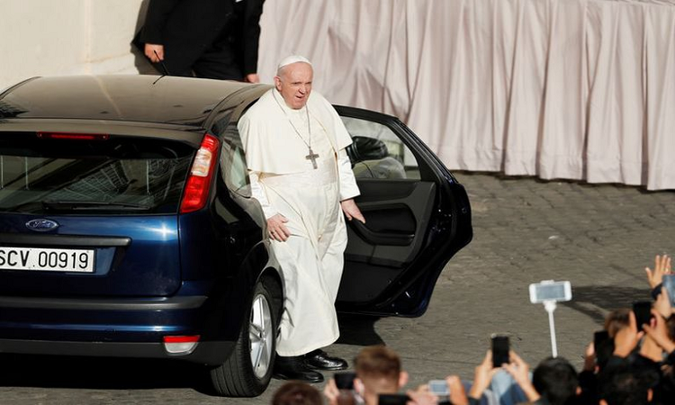 Papa Francisco llegando a la audiencia semanal general en el Vaticano - INFOBAE