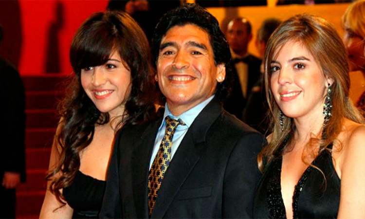 Diego Maradona, con sus hijas Dalma y Gianinna - InfoShow