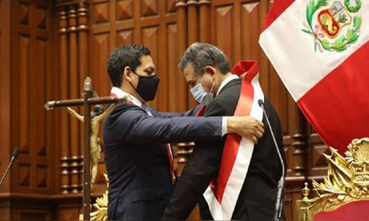 El presidente del congreso, Luis Valdez, colocándole la banda presidencial al nuevo mandatario de Perú, Manuel Merino - Infobae