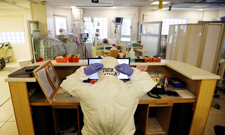 Una empleada del hospital arregla su traje de protección en una sala de la enfermedad por coronavirus (COVID-19) en el Centro Médico Sourasky de Tel Aviv (Ichilov), Tel Aviv, Israel 21 de septiembre de 2020. REUTERS/Ronen Zvulun