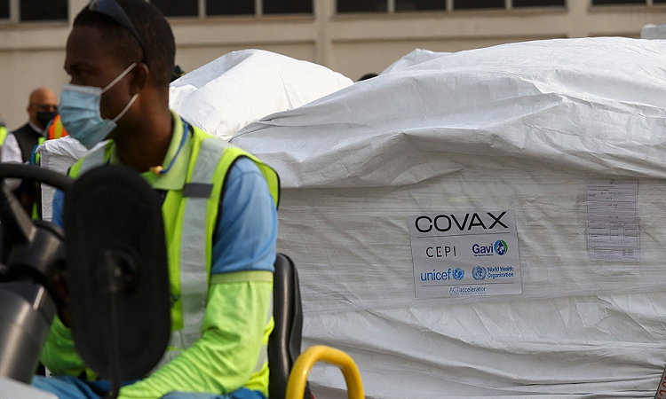 Esta semana comenzará la distribución de dosis a través de Covax para los países más pobres. - télam