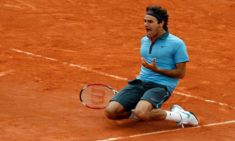 Roger Federer subastará valiosas prendas de su carrera con fines benéficos, como la indumentaria que utilizó cuando ganó por única vez el trofeo de Roland Garros, en 2009. - LA NACIÓN