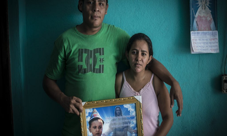 Nelson Lorío y Karina Navarrete llevan tres años pidiendo justicia para su hijo asesinado de un disparo de francotirador cuando solo tenía 14 meses de vida. (Foto cortesía de La Prensa/Oscar Navarrete)