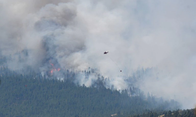 Un incendio forestal arde en las afueras de la ciudad de Lytton, donde arrasó y obligó a todos a evacuar, en Columbia Británica, Canadá. REUTERS/Jennifer Gauthier