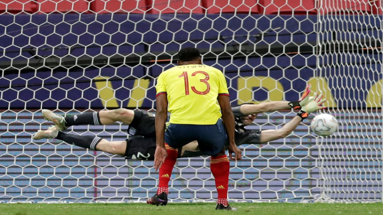  Emiliano Martínez ataja el disparo de Yerry Mina durante la tanda de penales del partido que disputan Argentina y Colombia por la Copa América 2021 - Eraldo Peres - AP