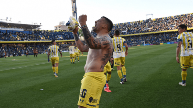 Vecchio jugó poco más de media hora y le alcanzó para darle la victoria al canalla. (@RosarioCentral)