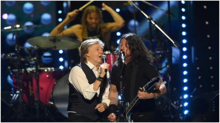 Paul McCartney cantó “Get Back” junto a Foo Fighters en la ceremonia del Salón de la Fama del Rock  - Tónica