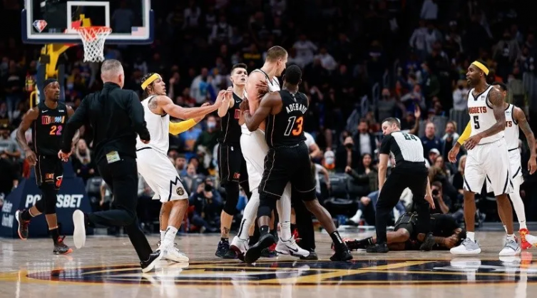 NBA: el codazo de Jokic que le valió la expulsión y el minuto que jugó Campazzo en la victoria de Denver Foto: Reuters (Isaiah J. Downing)