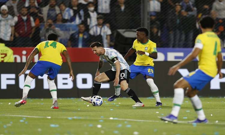Messi, rodeado por tres rivales en los primeros compases del partido (REUTERS/Agustin Marcarian)