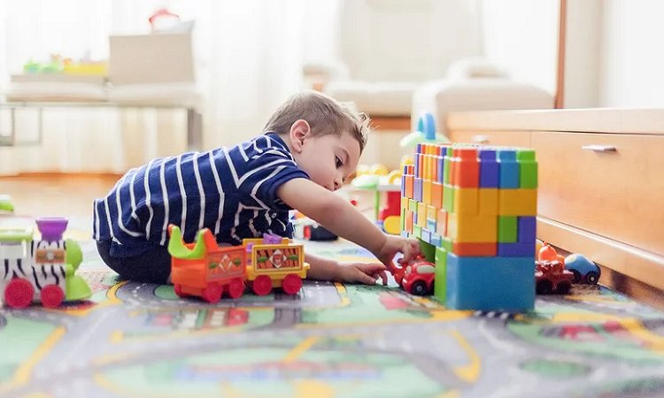 Los niños menores de 5 años son más propensos a sufrir accidentes domésticos con piezas pequeñas de los juguetes (Getty)
