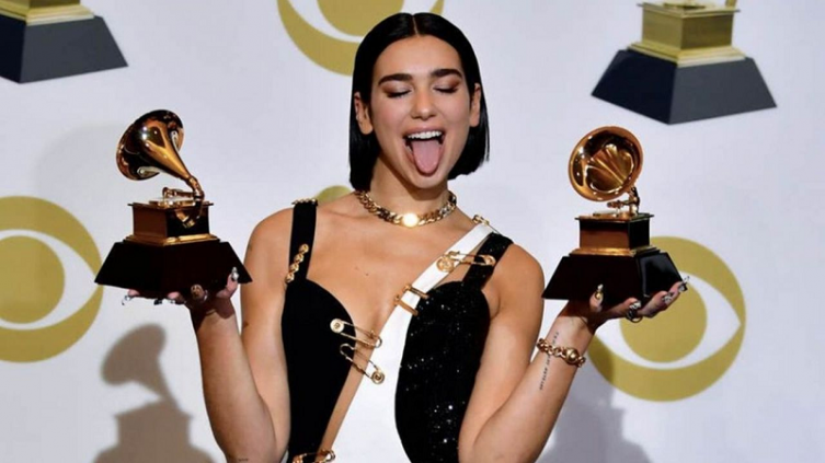 Dua Lipa en los Grammys 2021 - exitoína