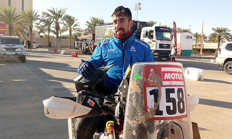 Diego Llanos es debutante absoluto y hoy terminó 37º entre más de 100 participantes en motos (Infobae)