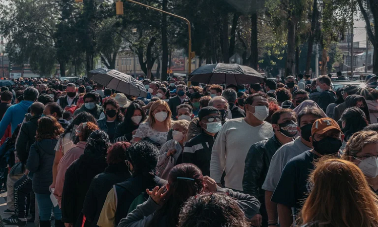 Una fila para vacunarse en Ciudad de México. - Infobae