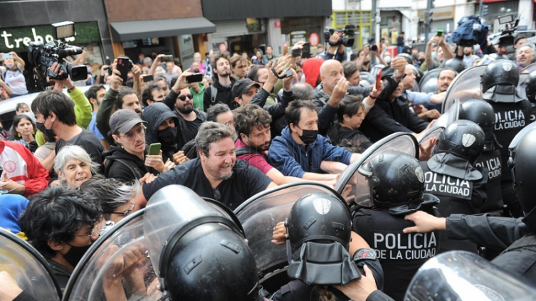Incidentes en el Incaa con trabajadores que pedían la renuncia del titular Luis Puenzo - (Foto: Osvaldo Fanton).