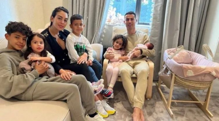 Cristiano Ronaldo y Georgina presentaron a su hija tras la tragedia familia - Filo.news