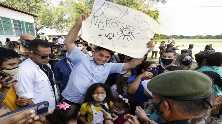 Jair Bolsonaro en plena campaña por las vacunas. NA
