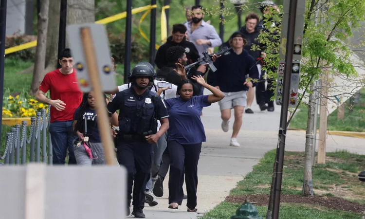 La policía metropolitana de Washington, D.C. evacúa a los civiles (REUTERS/Evelyn Hockstein)